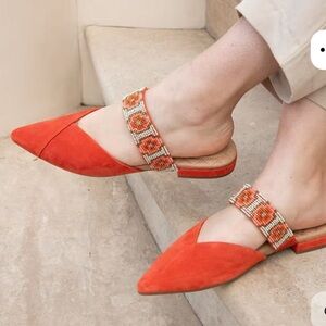 Birdies the swan flat mules in spice suede w/beaded cuff and pointed toes size 7